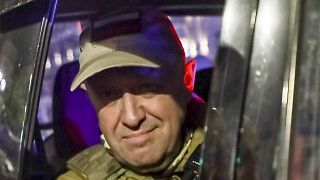 Jevgenyij Prigozsin, a zsoldoscsapat vezetője Rosztovban, egy katonai járműben