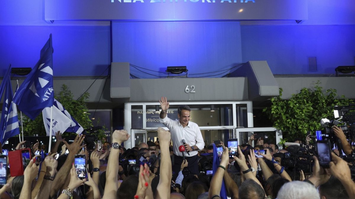 زعيم حزب اليمين اليوناني كرياكوس ميتسوتاكيس