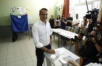 Kiriákosz Micotakisz görög miniszterelnök, a kormányzó jobboldali Új Demokrácia vezetője, voksol egy athéni szavazóhelyiségben 2023. június 25-én