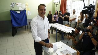 Kiriákosz Micotakisz görög miniszterelnök, a kormányzó jobboldali Új Demokrácia vezetője, voksol egy athéni szavazóhelyiségben 2023. június 25-én