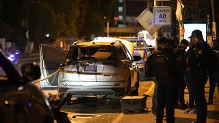 La policía acordona la escena después de que un vehículo fuera incendiado con una bomba molotov en Ciudad de Guatemala, el domingo 25 de junio de 2023.