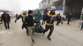 Archiv - Rettungskräfte tragen einen Verwundeten bei einem Luftangriff durch Kampfjets des syrischen Regimes auf die Stadt Idllib in 2020