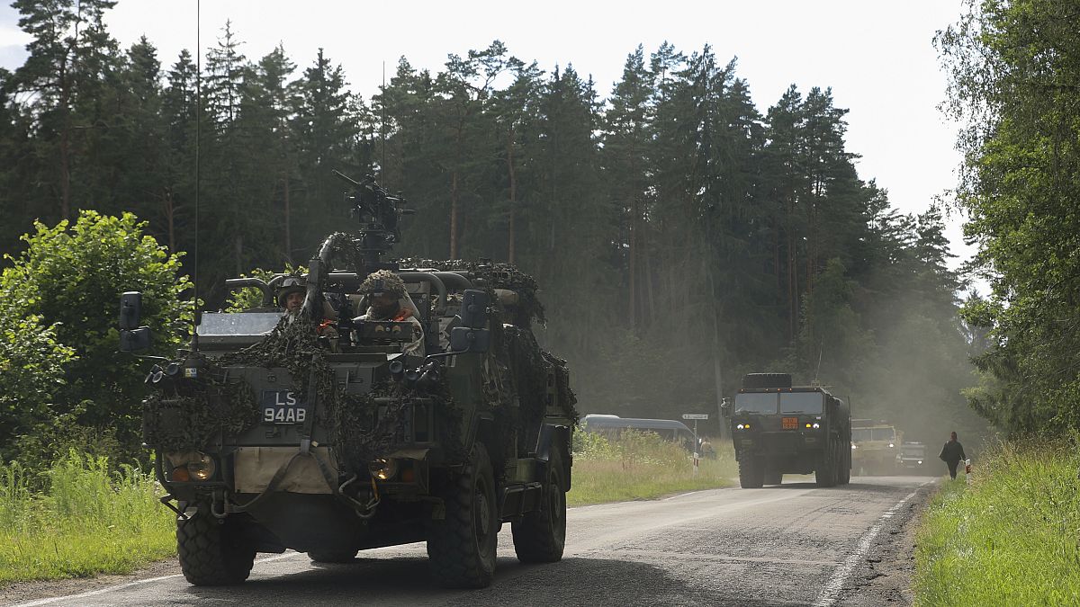 Veículos militares circulam no corredor de Suwałki, em julho de 2022.