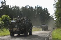 Veículos militares circulam no corredor de Suwałki, em julho de 2022.
