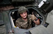 Ein ukrainischer Soldat in einem Panzer an der Front nahe der Stadt Bachmut