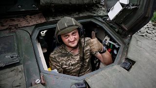 Ein ukrainischer Soldat in einem Panzer an der Front nahe der Stadt Bachmut