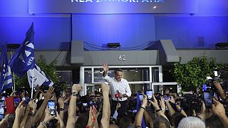 Ο Κυριάκος Μητσοτάκης χαιρετάει τους υποστηρικτές της ΝΔ μετά τη νίκη του κόμμαοτς τις βουλευτικές εκλογές