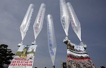 منشقون كوريون شماليون نشطاء كوريون جنوبيون يستعدون لإطلاق بالونات تحمل منشورات تدين حكومة كوريا الشمالية في باجو، كوريا الجنوبية، 15 أبريل 2012
