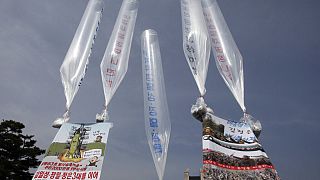  منشقون كوريون شماليون نشطاء كوريون جنوبيون يستعدون لإطلاق بالونات تحمل منشورات تدين حكومة كوريا الشمالية في باجو، كوريا الجنوبية، 15 أبريل 2012