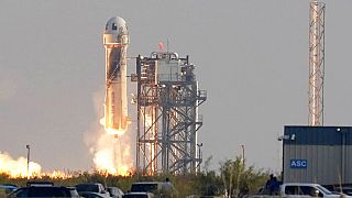 Blue Origin'e ait New Shepard roketi üç yolcusuyla birlikte 20 Temmuz 2021'de Teksas'tan fırlatılırken