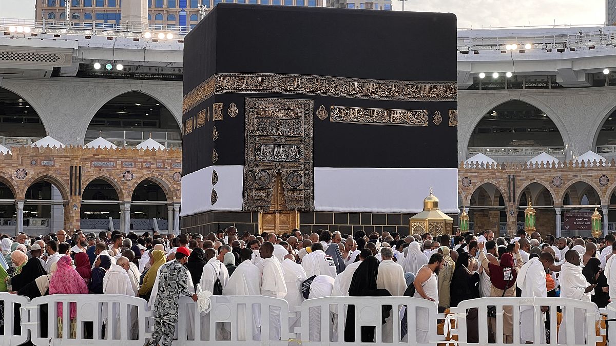 المصلون والحجاج المسلمون حول الكعبة المشرفة، في المسجد الحرام في مدينة مكة المكرمة في 24 يونيو 2023 