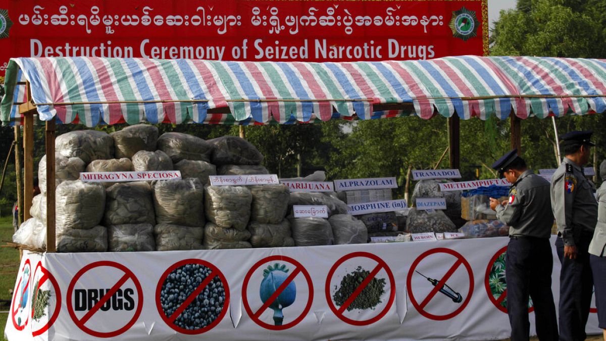 شرطة ميانمار تتحقق من المخدرات المعروضة للحرق في ضواحي يانغون، ميانمار، 26 يونيو 2013.