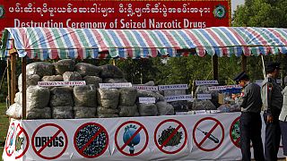 شرطة ميانمار تتحقق من المخدرات المعروضة للحرق في ضواحي يانغون، ميانمار، 26 يونيو 2013.