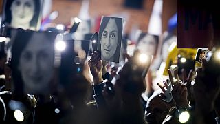 Manifestantes con imagenes de la periodista asesinada Daphne Caruana Galiza.