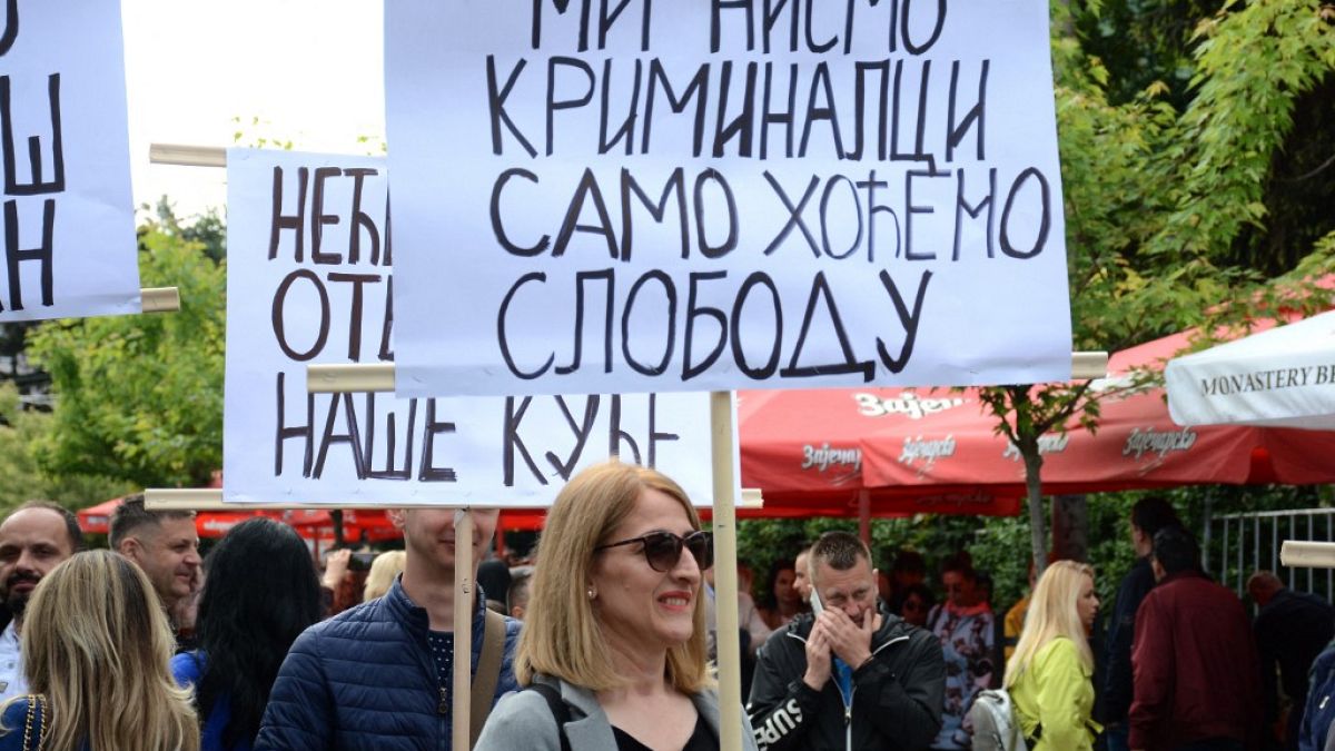 Женщина с плакатом "Мы не преступники, мы просто хотим свободы" в Звечане на севере Косова 2 июня 2023 года. 