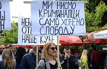 Женщина с плакатом "Мы не преступники, мы просто хотим свободы" в Звечане на севере Косова 2 июня 2023 года.