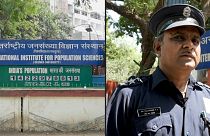 ضابط يقف إلى جانب ساعة سكانية تروي قصة الهند