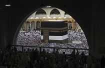 Peregrinos muçulmanos à volta da Kaaba, o edifício cúbico no centro da Grande Mesquita, durante a peregrinação anual Hajj em Meca, na Arábia Saudita, esta segunda-feira.
