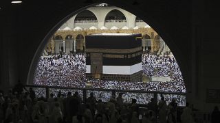 Peregrinos muçulmanos à volta da Kaaba, o edifício cúbico no centro da Grande Mesquita, durante a peregrinação anual Hajj em Meca, na Arábia Saudita, esta segunda-feira.