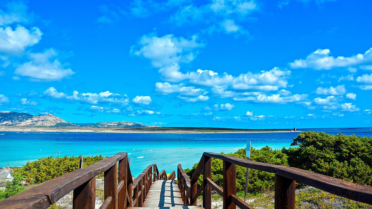 La Sardegna ha imposto un tetto al numero di vacanzieri che possono visitare le sue famose spiagge quest'estate. 