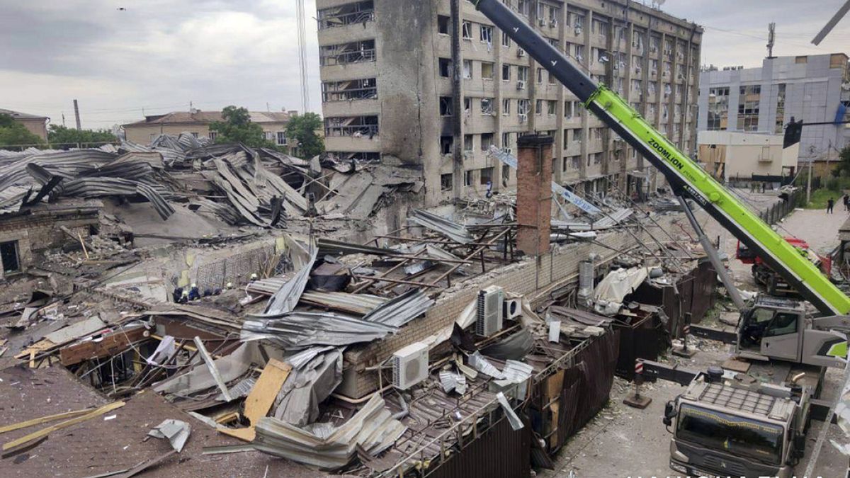 Los servicios de emergencia recogen escombros en el lugar del bombardeo en Kramatorsk