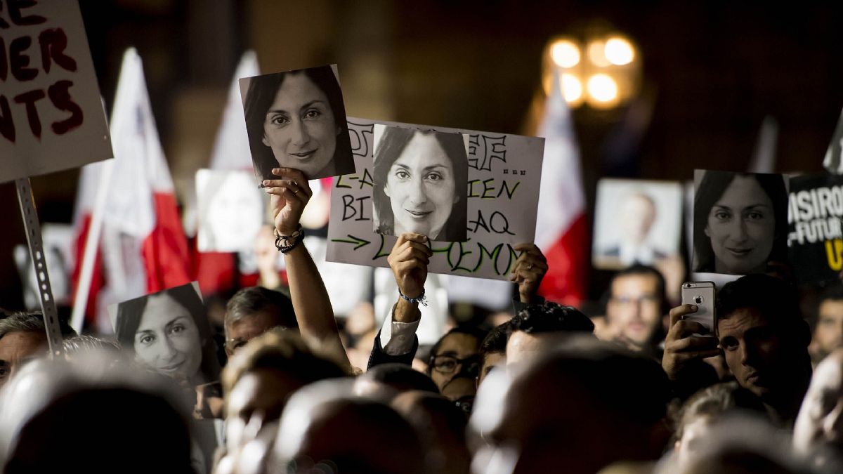 Demonstranten halten Fotos der ermordeten Journalistin Daphne Caruana Galizia während einer Protestaktion vor dem Büro des maltesischen Ministerpräsidenten