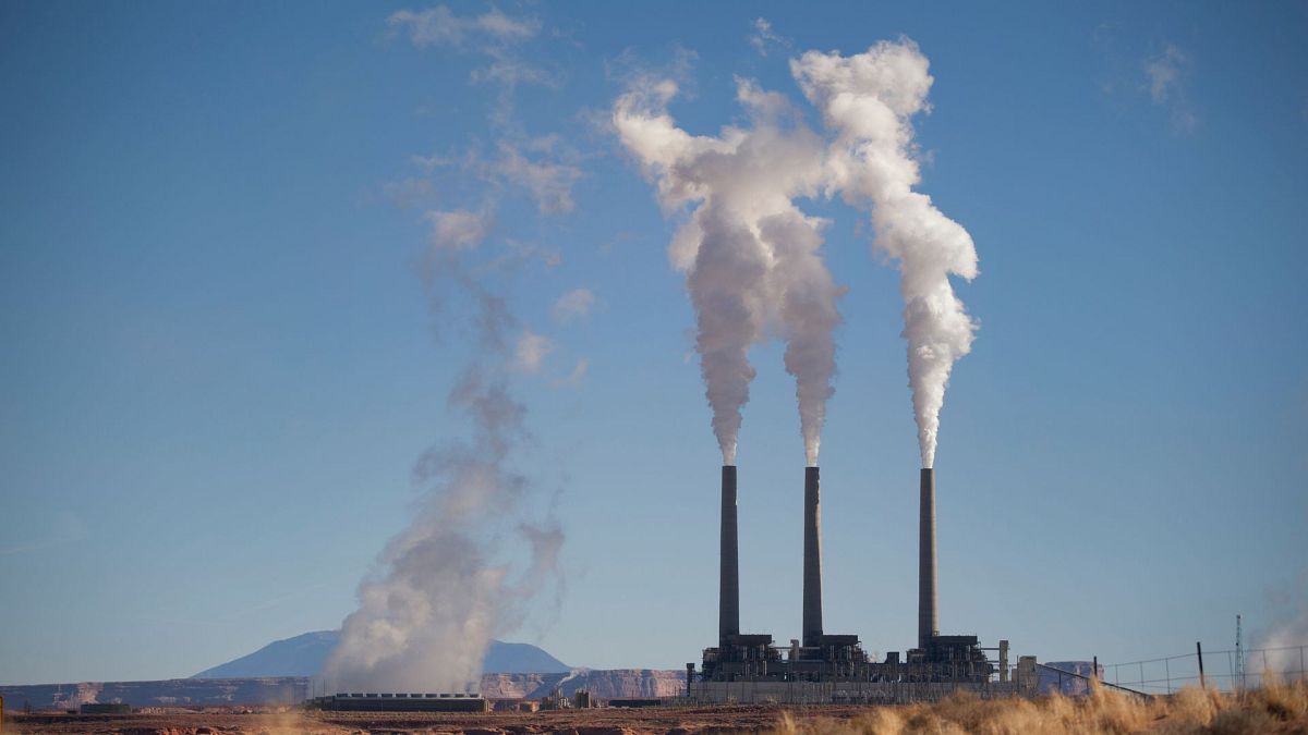 Selon un nouveau rapport, la demande de combustibles fossiles continuera de dominer le marché de l'énergie en 2022.