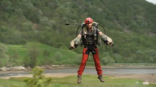 Δοκιμή στολής με τουρμπίνες που επιτρέπει στον χρήστη να πετάει αυτόνομα για 10 λεπτά σε ύψος 10 μέτρων