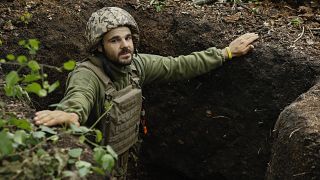 Ein ukrainischer Soldat in einem Graben bei Bachmut