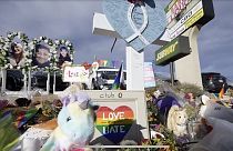 ARCHÍV: rögtönzött emlékmű az áldozatok fotóival Colorado Springsben