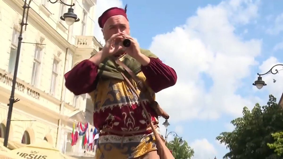 Un flautista anima las calles en el festival de teatro de Sibiu, Rumanía. 