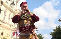 Un flautista anima las calles en el festival de teatro de Sibiu, Rumanía.