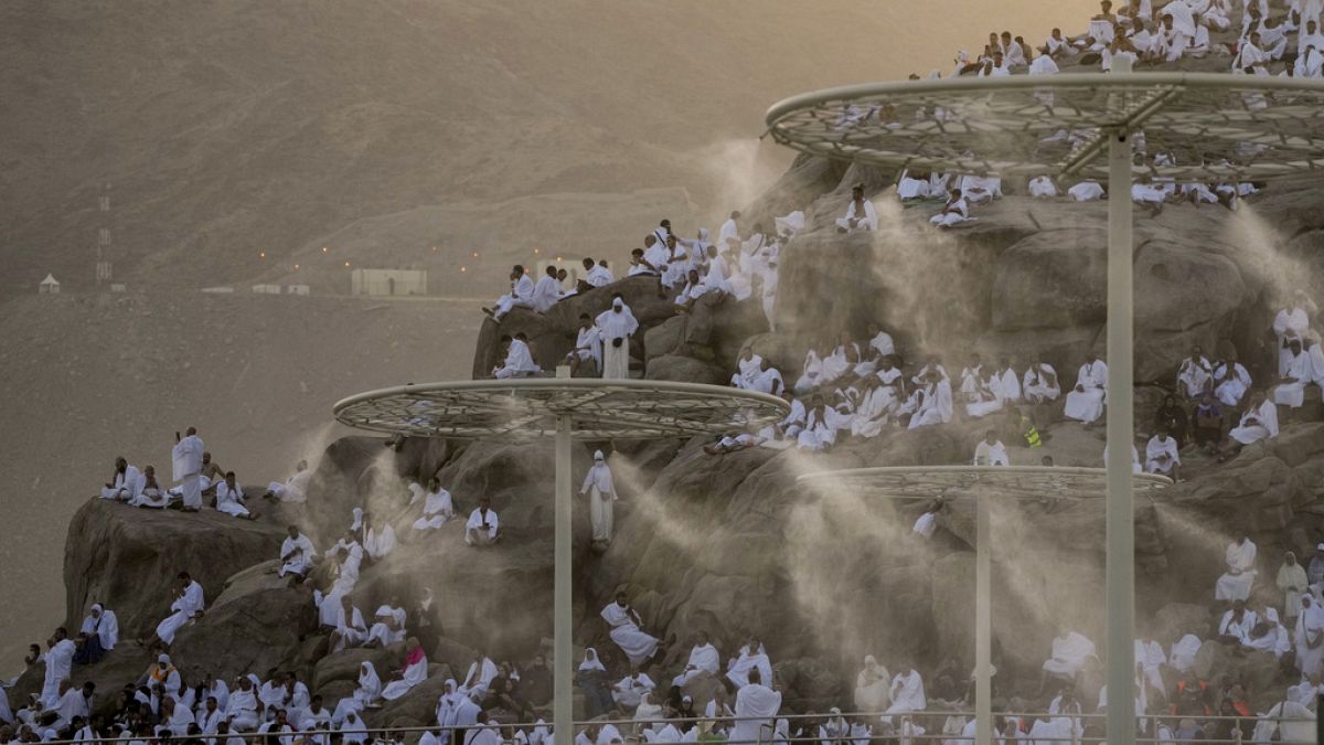 Un brouillard d'eau est pulvérisé sur les pèlerins musulmans dans la plaine d'Arafat, lors du pèlerinage annuel du Hajj, près de La Mecque, en Arabie saoudite, 27 juin 2023.