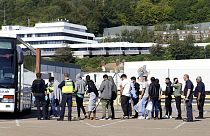 İngiltere sınır güvenlik muhafızları tarafından otobüse bindirilen sığınmacılar 