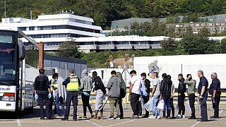 İngiltere sınır güvenlik muhafızları tarafından otobüse bindirilen sığınmacılar