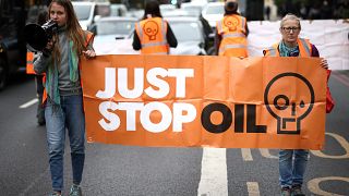 ناشطو المناخ يحملون لافتة كتب عليها توقفوا عن استخدام النفط في لندن، بريطانيا. 