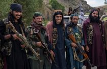 یک واحد از جنگجویان طالبان در کنار جاده‌ای در استان وردک، افغانستان، یکشنبه، ۱۸ ژوئن ۲۰۲۳.