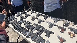 La Policía Militar de Orden Público de Honduras (PMOP) muestra armas incautadas en la penitenciaría nacional "Francisco Morazán" de Tamara.