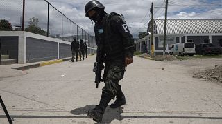 Militärpolizisten bewachen den Eingang des Nationalen Strafvollzugszentrums in Tamara, am Stadtrand von Tegucigalpa