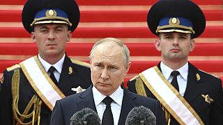 Wladimir Putin dankt der Armee für Beenden des Bürgerkriegs