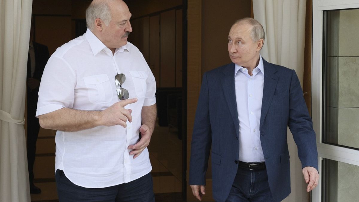 Presidentes bielorrusso e russo em Sochi, na Rússia