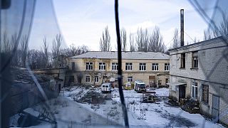 ARCHÍV: orosz ágyúzás által megrongált kórház udvara egy betört ablakból nézve - Krasznohorivka, 2023. febr. 19.