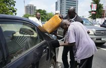 benzinvásárlás a fekete piacon Nigéria fővárosában, Lagosban 2023. május 30.-án. 
