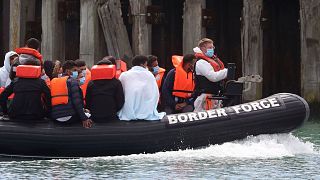 کشتی نیروی مرزی بریتانیا گروهی از افرادی که گمان می‌رود مهاجر هستند را به جنوب انگلستان منتقل می‌کند.