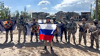 Ο Yevgeny Prigozhin, επικεφαλής του ιδιωτικού στρατιωτικού εργολάβου Wagner, 20 Μαΐου 2023, μιλάει κρατώντας μια ρωσική σημαία μπροστά από τις δυνάμεις του στο Μπαχμούτ