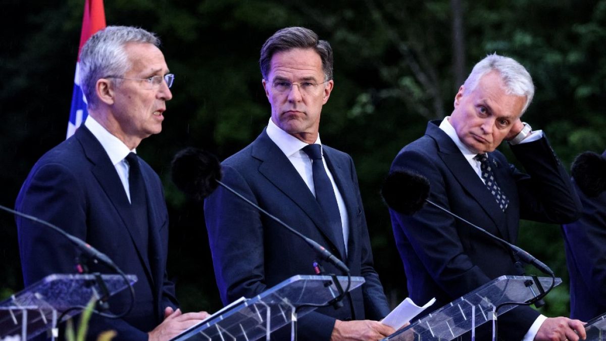 Jens Stoltenberg em conferência de imprensa com o primeiro-ministro holandês e o presidente lituano