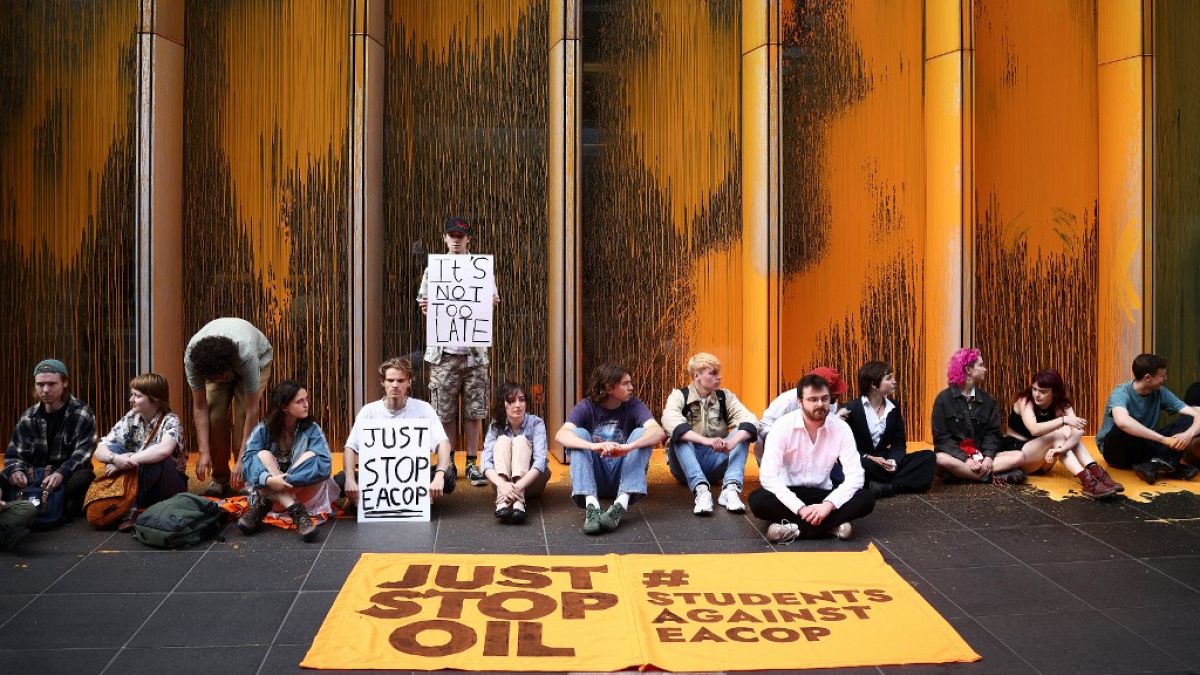 Les militants de "Just Stop Oil" devant le siège britannique de TotalEnergies, à Londres, juin 2023.