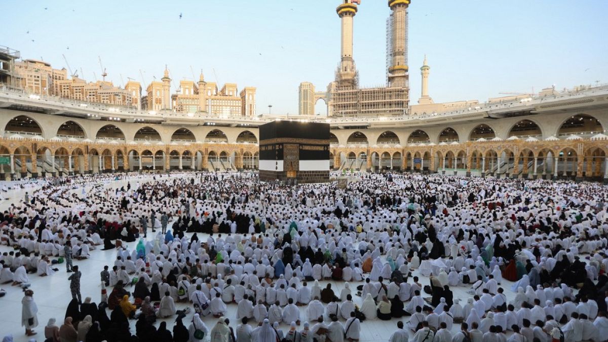 Muzulmán zarándokok a mekkai nagymecset belső udvarán álló szentély körül 2023. június 28-án