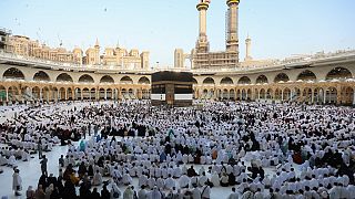Muzulmán zarándokok a mekkai nagymecset belső udvarán álló szentély körül 2023. június 28-án