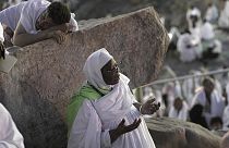 Eine Pilgerin betet auf dem Berg Arafa nahe Mekka